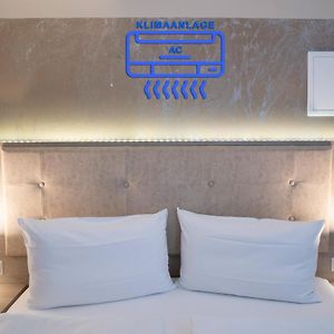 Zimmer mit Kingsize-Bett